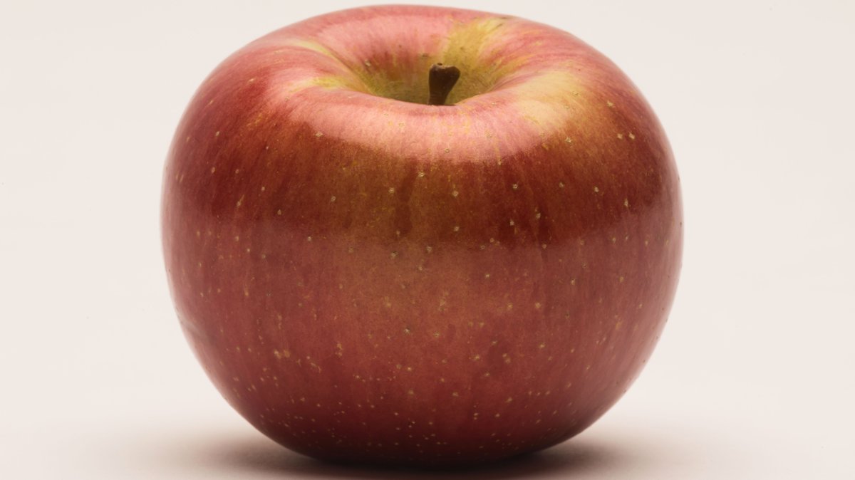 Believe it or not, one medium-sized apple brings 8.4 mg of vitamin C to the table! <a href="/EverydayHealth/">Everyday Health</a> bit.ly/35nBC33