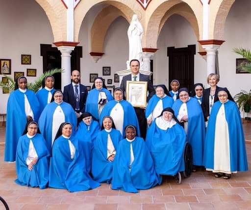 Se nos fue Sor Teresita, una gran mujer que regaló su vida a Dios y se dedicó en cuerpo y alma a su fe y a ayudar a todo aquel que lo necesitaba. 
Desde hoy, brillará una estrella más en el cielo, estamos seguros de que estará muy cerquita del Señor. 
DEP, te echaremos de menos.