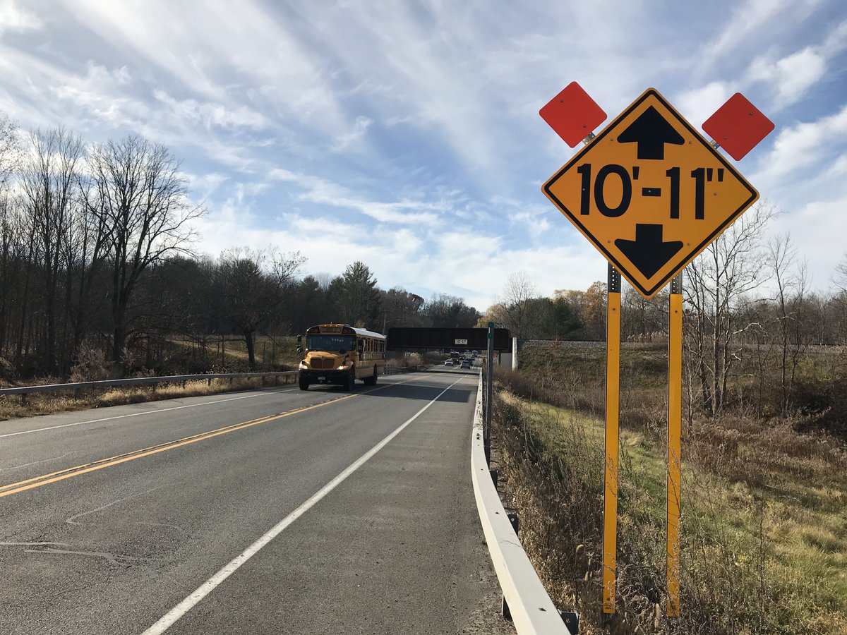 NYSDOTAlbany's tweet photo. Watch for low bridges all over the Capital Region, like the one over Glenridge Road.
Keep an eye out for signs and pavement markings, and use a safe alternate route.
Don't rely on your phone's mapping app or personal GPS, which don't account for low bridges.
#KnowYourHeight https://t.co/0r7dytg6PR