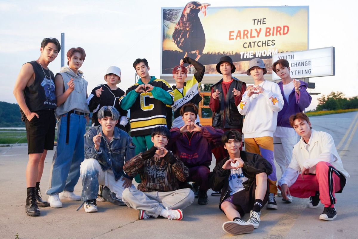 SEVENTEEN_BRA's tweet photo. 💎 Hoje o SEVENTEEN está completando 2000 dias desde seu debut! 

Neste tempo, os meninos cresceram muito como pessoas e artistas, e viraram inspirações para muitos outros grupos que vieram depois.

Parabéns, @pledis_17!! Vamos continuar andando neste caminho florido juntos! 🎉💎 https://t.co/ghfel4Qv6o