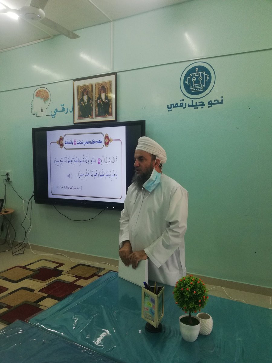 mohtawa2's tweet photo. في إطار متابعة سير إنتاج وتصوير الدروس الخاصة بالحلقة الأولى(١-٤)، تفضل المدير المساعد لتنمية الموارد البشرية بشمال الباطنة الشيخ فاضل المزيني برفقة رئيس قسم العلوم الإنسانية الاستاذ سعيد الفارسي بزيارة الاستوديوهات المؤقتة بمدرسة صحم للبنات https://t.co/CbcUKQWI5a