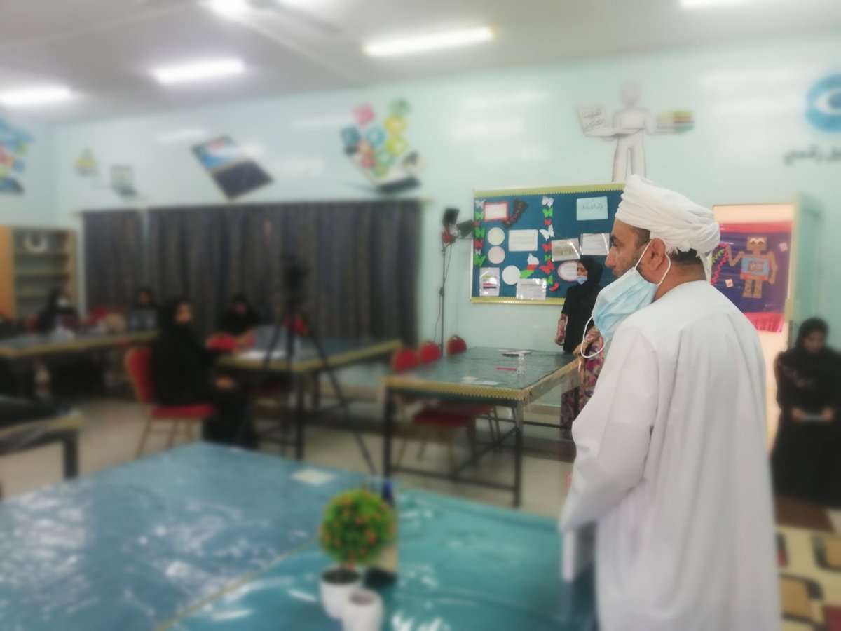 mohtawa2's tweet photo. في إطار متابعة سير إنتاج وتصوير الدروس الخاصة بالحلقة الأولى(١-٤)، تفضل المدير المساعد لتنمية الموارد البشرية بشمال الباطنة الشيخ فاضل المزيني برفقة رئيس قسم العلوم الإنسانية الاستاذ سعيد الفارسي بزيارة الاستوديوهات المؤقتة بمدرسة صحم للبنات https://t.co/CbcUKQWI5a