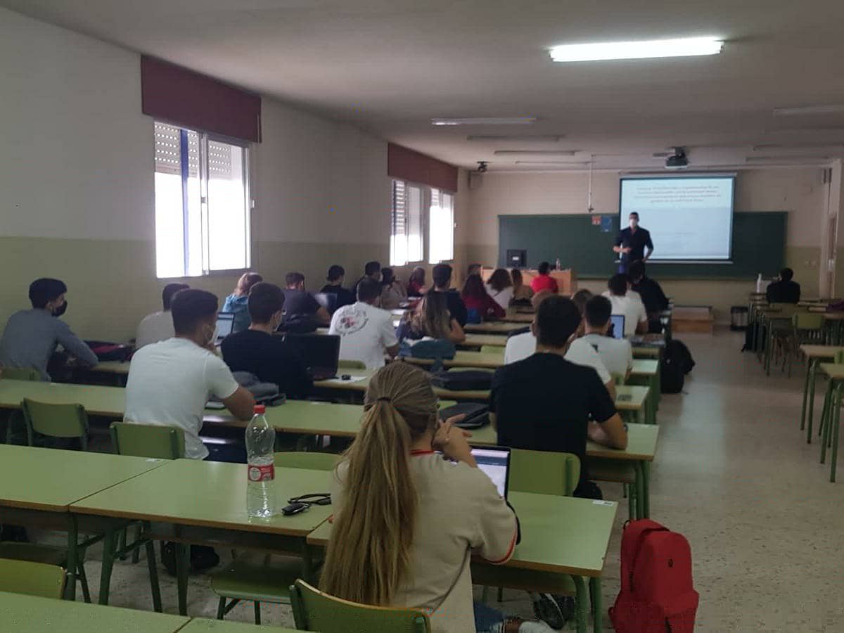 campusjm's tweet photo. 📚 La semana pasada tuvimos a nuestro Coordinador @dafalmi exponiendo nuestro Campus como ejemplo de evento deportivo en una clase impartida en la asignatura de Gestión y Organización de Sistemas Deportivos del Grado en Ciencias de la AF y el deporte de la Universidad de Cádiz. https://t.co/qVndVTVI5r