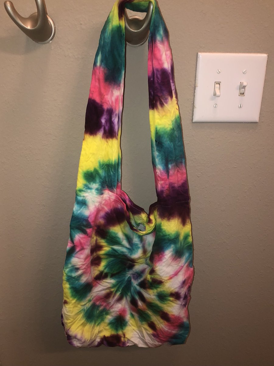 dijae_'s tweet photo. @golden_johnson_ We sell tie dye tote bags! Different sizes available 💚 dijaeco.con https://t.co/1bJ2gg4Eph