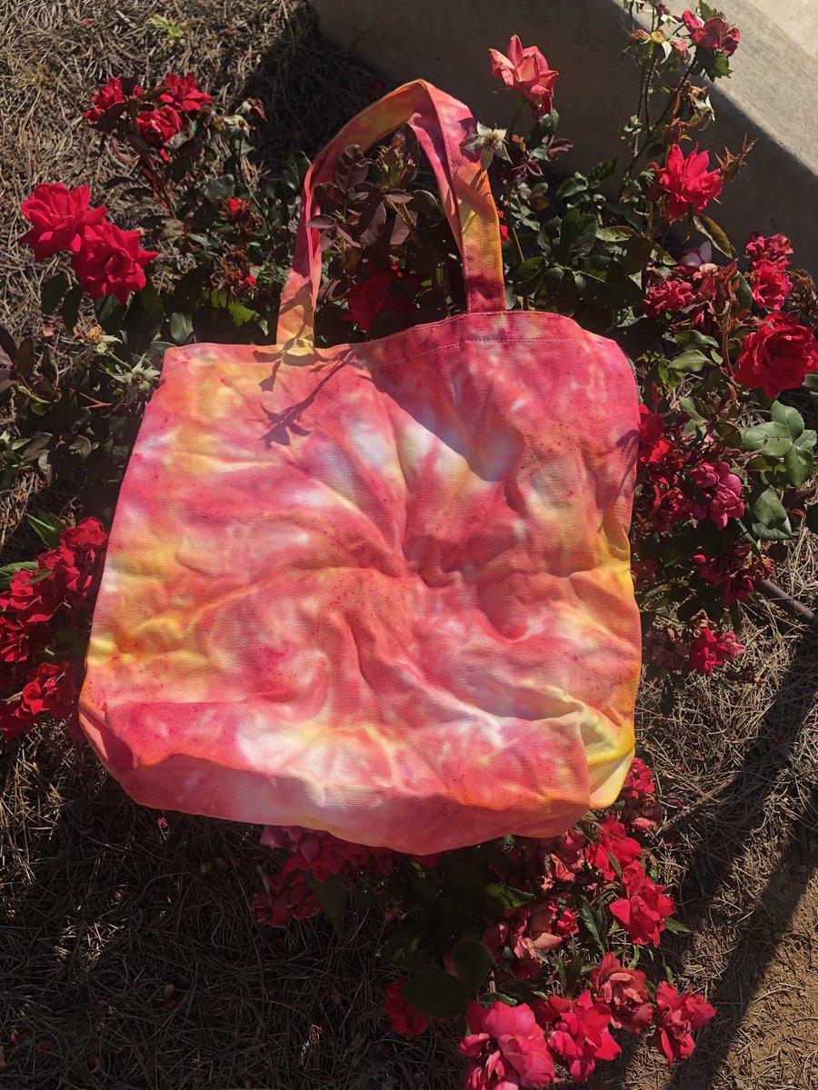 dijae_'s tweet photo. @golden_johnson_ We sell tie dye tote bags! Different sizes available 💚 dijaeco.con https://t.co/1bJ2gg4Eph