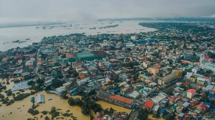 defstwomoles's tweet photo. it's no exaggeration when they said their city is about to drown because it is, they are. If this looks bad just imagine how worse it is now in pitch black. Most people can barely use their phones for flashlights to save battery 

#CagayanNeedsHelp #CagayanValleyNeedsHelp https://t.co/41cgaRnGlg