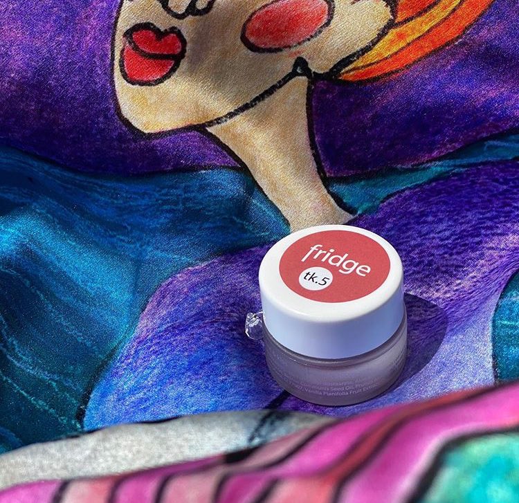 15. FRIDGE Firma sprzedająca kosmetyki przeznaczone do trzymania w lodówce (ze względu na szczególny skład). Mają w swojej ofercie kosmetyki do pielęgnacji jak i do makijażu. Ceny wahają się między 59 a 400 zl.strona internetowa:  http://fridge.pl&nbsp;