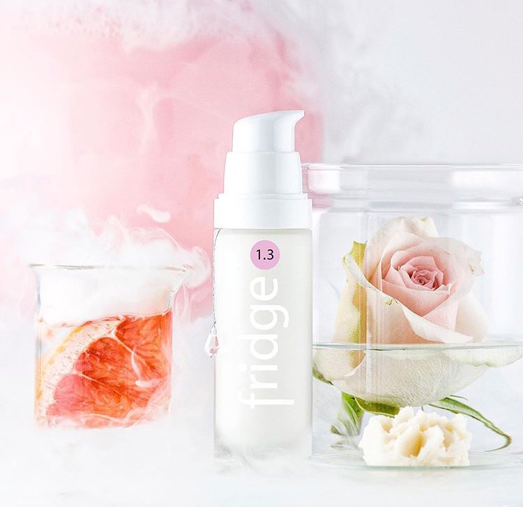 15. FRIDGE Firma sprzedająca kosmetyki przeznaczone do trzymania w lodówce (ze względu na szczególny skład). Mają w swojej ofercie kosmetyki do pielęgnacji jak i do makijażu. Ceny wahają się między 59 a 400 zl.strona internetowa:  http://fridge.pl&nbsp;