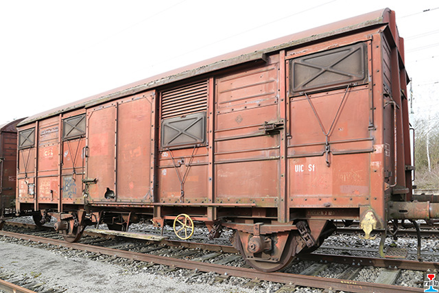 Au temps où parait-il, c’était mieux avant, on avait droit à ces merveilles de technologies : wagons courte longueur, petites portes étroites, on prenait le temps de remplir tout ça avec beaucoup de personnel…  #rail  #railways  #fret  #Europe 
