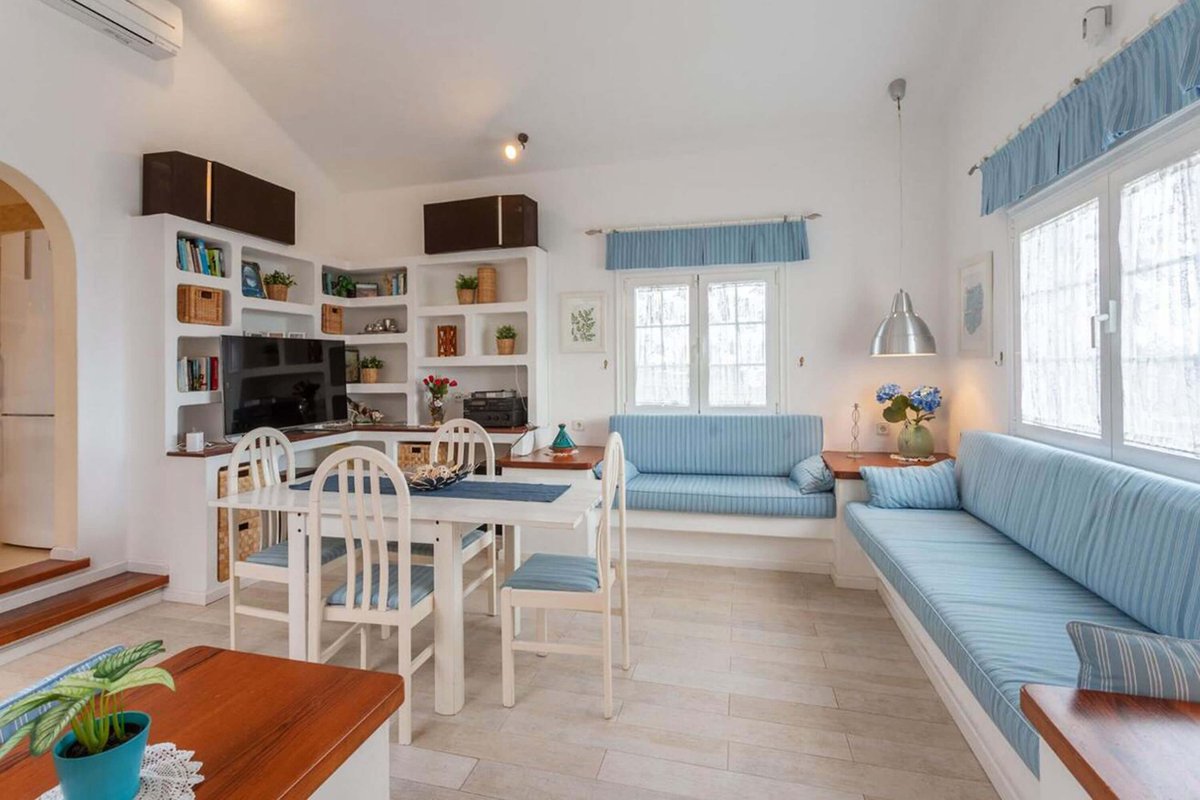 LCCanarias's tweet photo. Ready for the weekend? We certainly are! 🌞 Our new Villa Angela near Puerto del Carmen on #lanzarote #canaryislands gives us the best holiday mood! --> https://t.co/mmgu74ikVH https://t.co/J6hDJuKgWV