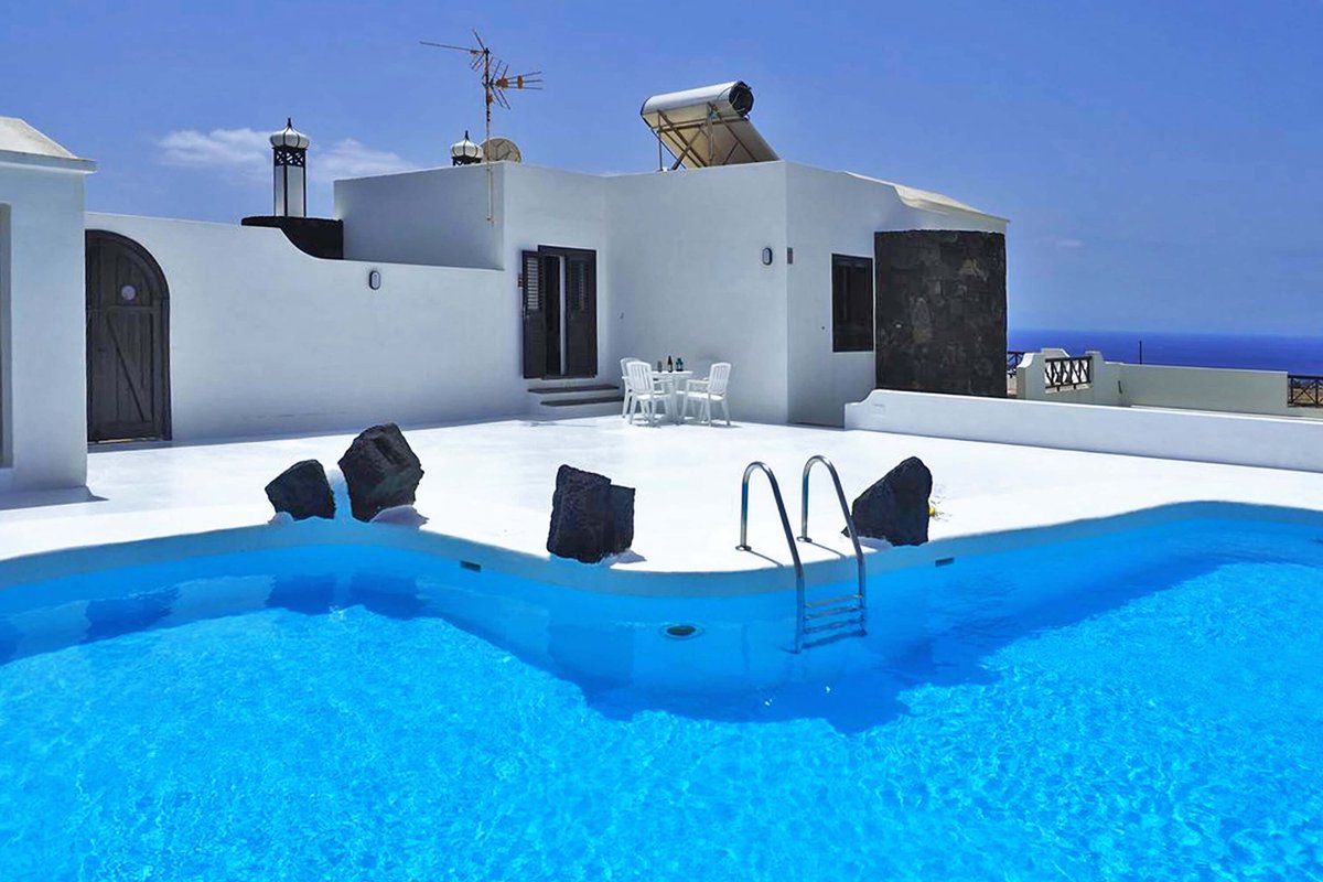 LCCanarias's tweet photo. Ready for the weekend? We certainly are! 🌞 Our new Villa Angela near Puerto del Carmen on #lanzarote #canaryislands gives us the best holiday mood! --> https://t.co/mmgu74ikVH https://t.co/J6hDJuKgWV