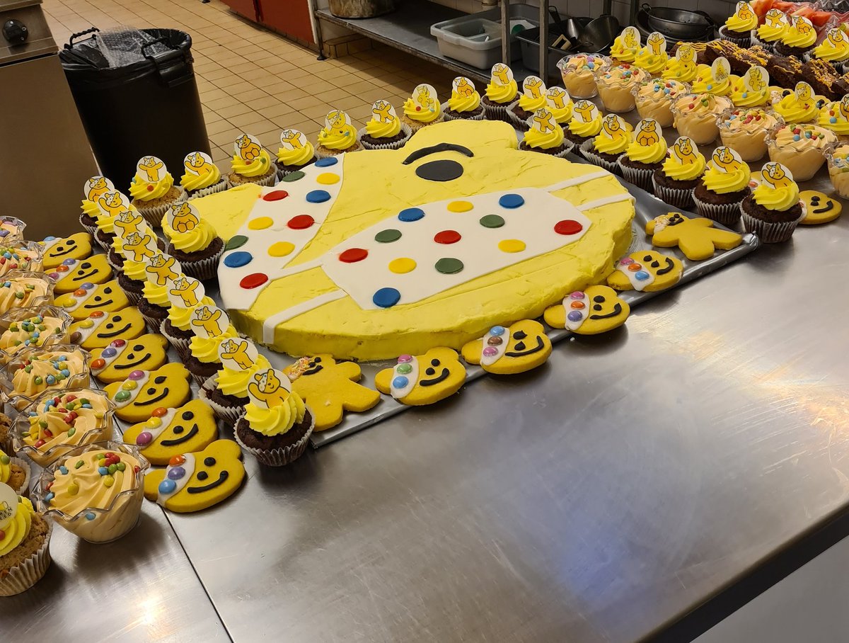 VictoriaClair6's tweet image. #ChildrenInNeed Children at Crooksbarn Primary loved their Dinner time treat today! @CrooksbarnPri @stocktoncouncil