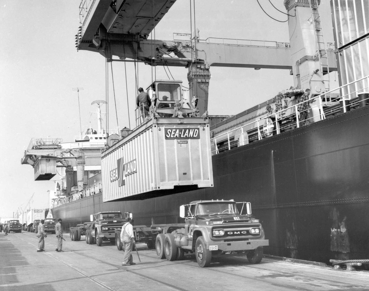 De l’autre côté de l’Atlantique, un camionneur américain, lassé d’attendre à quai, se mît en tête de mettre toute la caisse d’un camion directement sur le bateau. Le conteneur était né ! Et avec lui sa définition : passer de la terre à la mer  #rail  #railways  #fret  #Europe 
