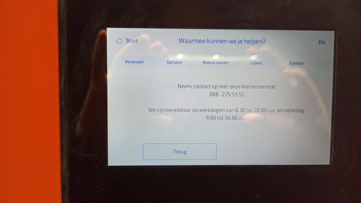 Klaasno13's tweet photo. Kom op zeg @PostNL gister was het adres van de pakket automaat zogenaamd fout. Nu is het pakket dat ik vanaf 3 uur kan ophalen er niet. En dit telefoonnummer is niet in gebruik. #fail  #wtf https://t.co/EEuDL5uRYi
