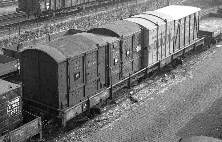 Déjà depuis les années 1900, les compagnies ferroviaires d’alors avaient mis au point de robustes ‘‘caisses en bois’’ munies de roulettes ou d’anneaux de levage pouvant être posées sur des wagons plats. La caisse mobile était née…  #rail  #railways  #fret  #Europe  #intermodal