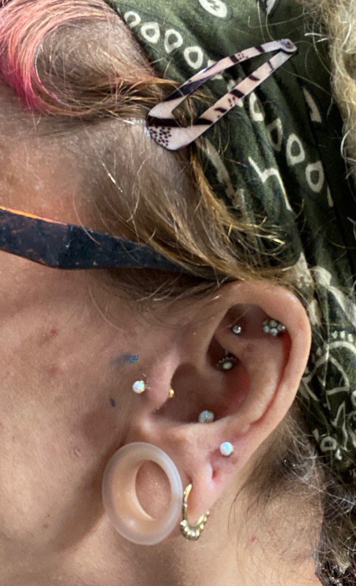 MariaLolota's tweet photo. ⚠️QUEM NÃO GOSTA DE AGULHAS NÃO VEJA!⚠️(especialmente @A_outra_Gisela 🤣) Antes, durante e depois! 😁 To appease the anxiety demons 😜
#bored #tattooshop #bodypiercer #autopiercing #surfacepiercing ✨ https://t.co/3z55lCFlbh