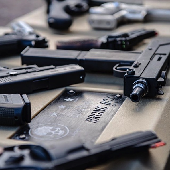 BRONCBOX's tweet photo. Fan photo Friday with @TheManSpot "Guns and things...
@gunsdotcom
@BRONCBOX
#weekend #collection #gold #giveme #praisethelord #broncbox" https://t.co/y4fR4OWE0x