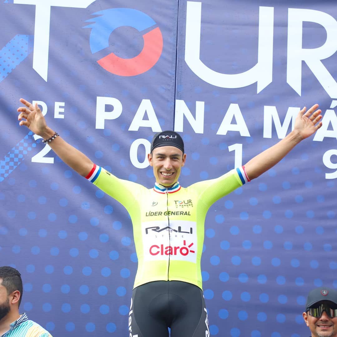 NievesMoya's tweet photo. VUELTA A COLOMBIA
Bernardo Suaza (Supergiros) se impuso en la primera etapa de la Vuelta a Colombia, disputada hoy sobre 196 kilómetros con salida y llegada a  Villa de Leyva, adjudicándose el mallot de líder de la carrera.
Johan Moreno (Colnago), Steven Cuesta (Sundark), Camilo https://t.co/nUDnI2lEtc
