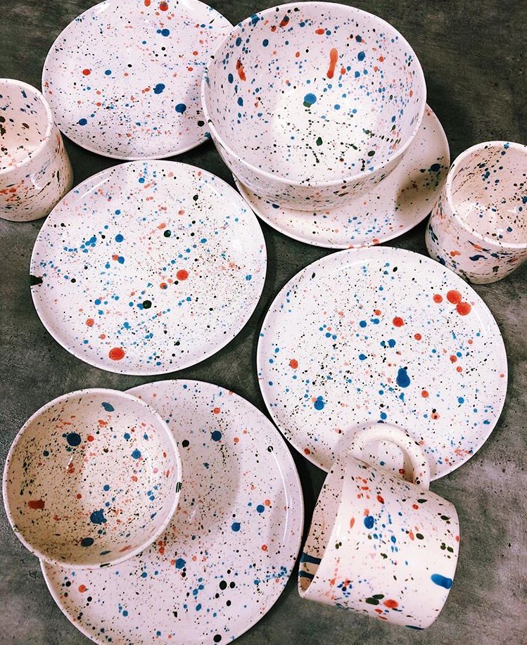 16. TRZASK CERAMICSTrzask to pracownia ceramiczna, w której ręcznie wykonywane są przedmioty użytkowe, zastawa i biżuteria. Ceny wahają się między 40 a 120 zł. strona internetowa:  http://trzaskceramics.pl&nbsp;