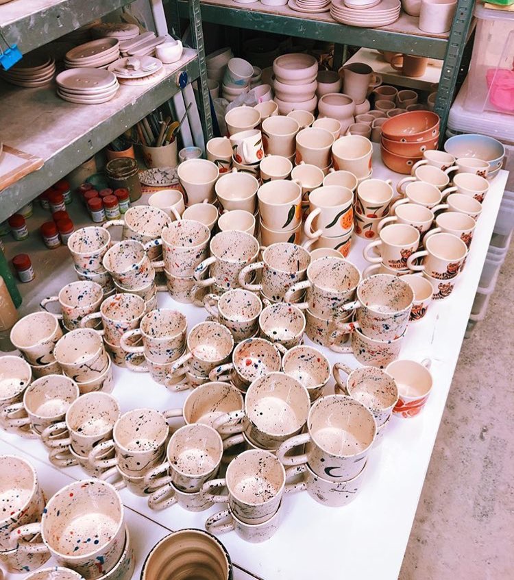 16. TRZASK CERAMICSTrzask to pracownia ceramiczna, w której ręcznie wykonywane są przedmioty użytkowe, zastawa i biżuteria. Ceny wahają się między 40 a 120 zł. strona internetowa:  http://trzaskceramics.pl&nbsp;