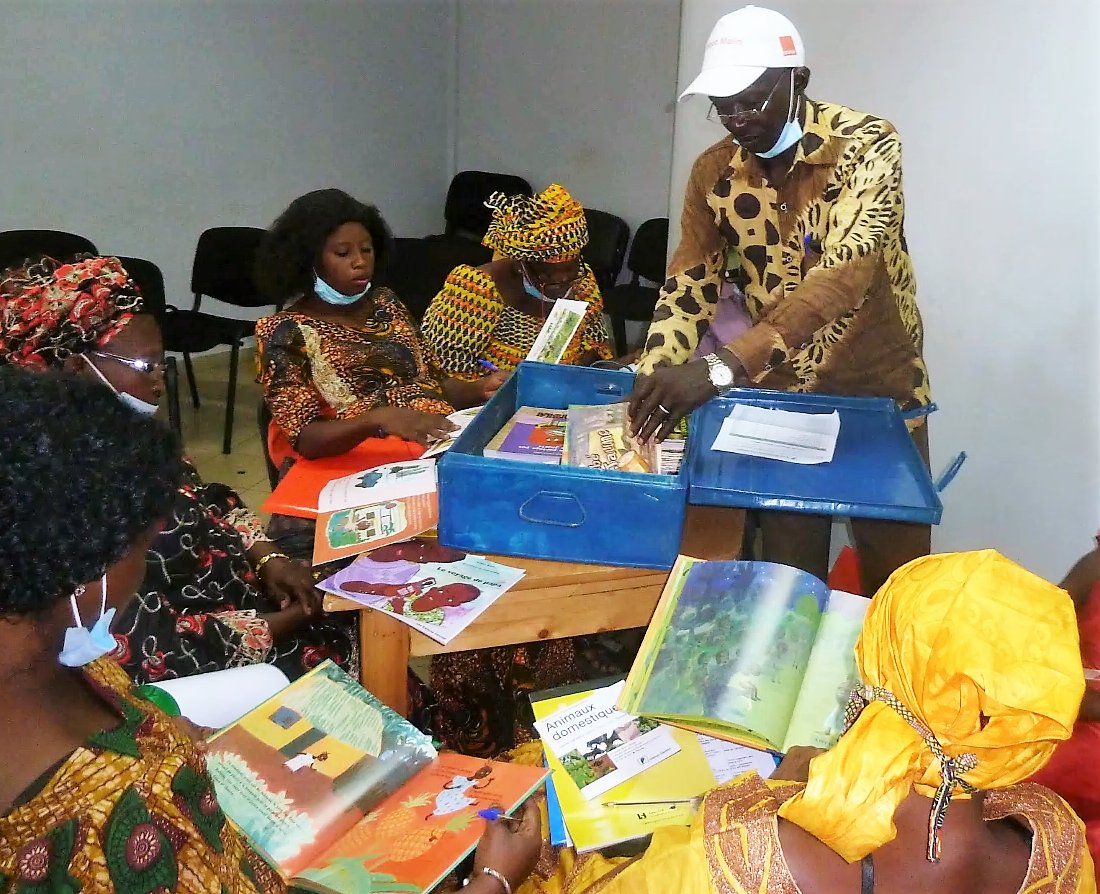 La France🇫🇷 appuie la lecture dans les écoles guinéennes🇬🇳 par son soutien au projet « Bibliomalles » de l’association pour la promotion de la lecture en Guinée (APROLEC) qui dote en livres des écoles guinéennes et forme 40 enseignants de 5 écoles pilotes.
gn.ambafrance.org/La-France-appu…