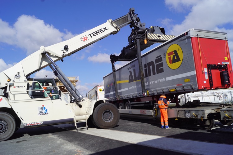 Et le camions ? Ah vous parlez de quoi ? Camion complet ou semi-remorque ? La semi-remorque, très utilisée en transport terrestre européen, est une caisse mobile qui conserve ses roues, préhensible par le dessous. Il a fallu créer des wagons avec une « poche » pour les caler