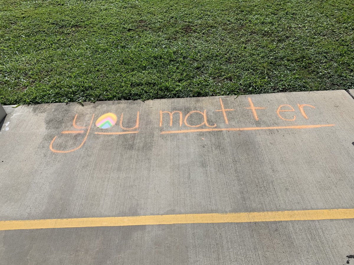 5th grade Unicorns chalking the walk for #kindnessweek! ⁦<a href="/RiemerBarbara/">Barbara Riemer</a>⁩ ⁦@APPrincipalWPES⁩