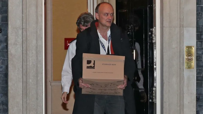 TheCMan10's tweet photo. Exposed: what was in Dominic Cumming's box:
#DominicGoing #GoodRiddance https://t.co/MTE2x8wU3j