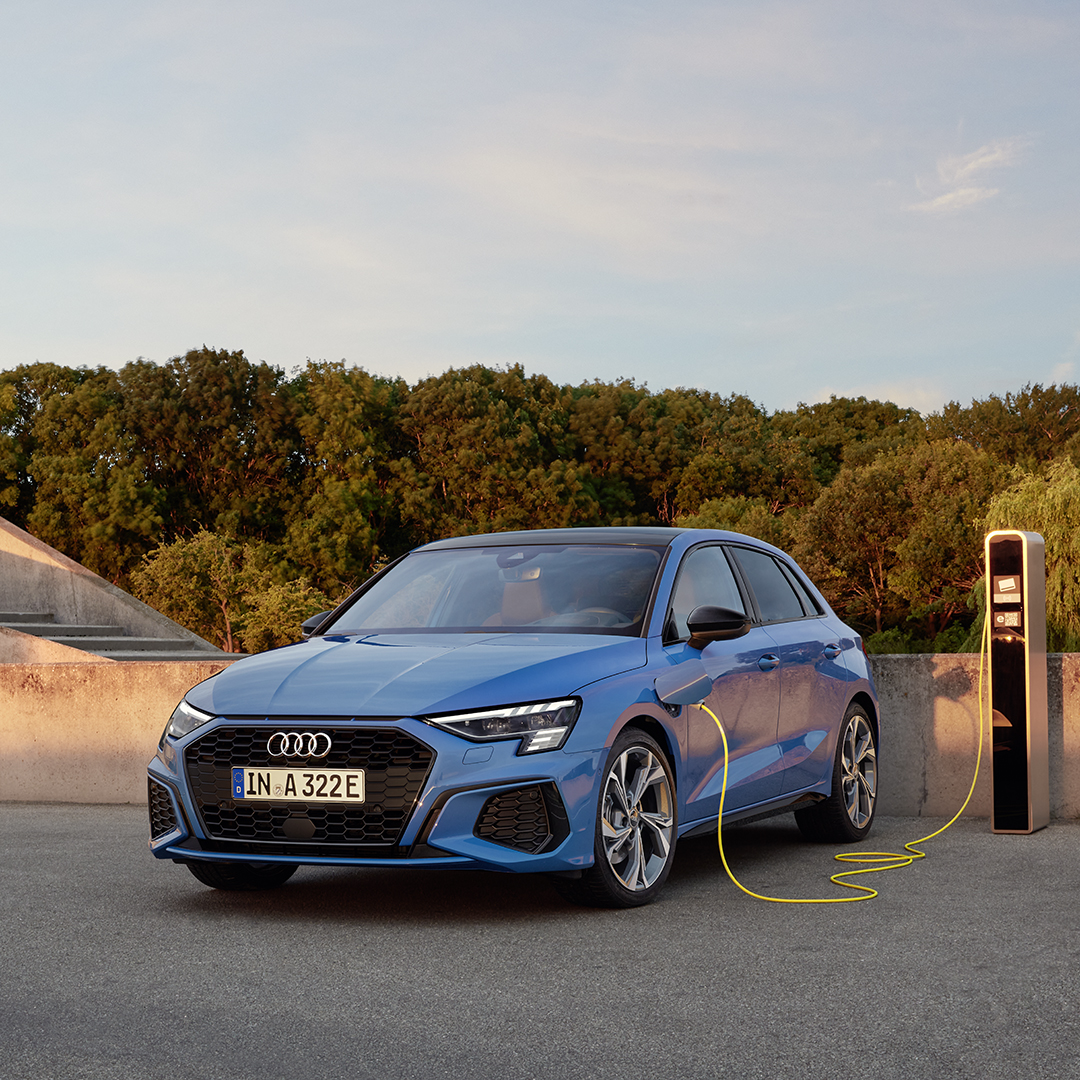 audispain's tweet photo. Todo significa todo. Pura adrenalina con la mejor eficiencia. Nuevo Audi A3 Sportback TFSIe, un híbrido enchufable que combina las ventajas de un motor de combustión con las de un motor eléctrico.
Descúbrelo ahora >> https://t.co/b7xLgOc1YD
#AudiA3SportbackTFSIe #ThatsConnection https://t.co/wijt4CRqEN