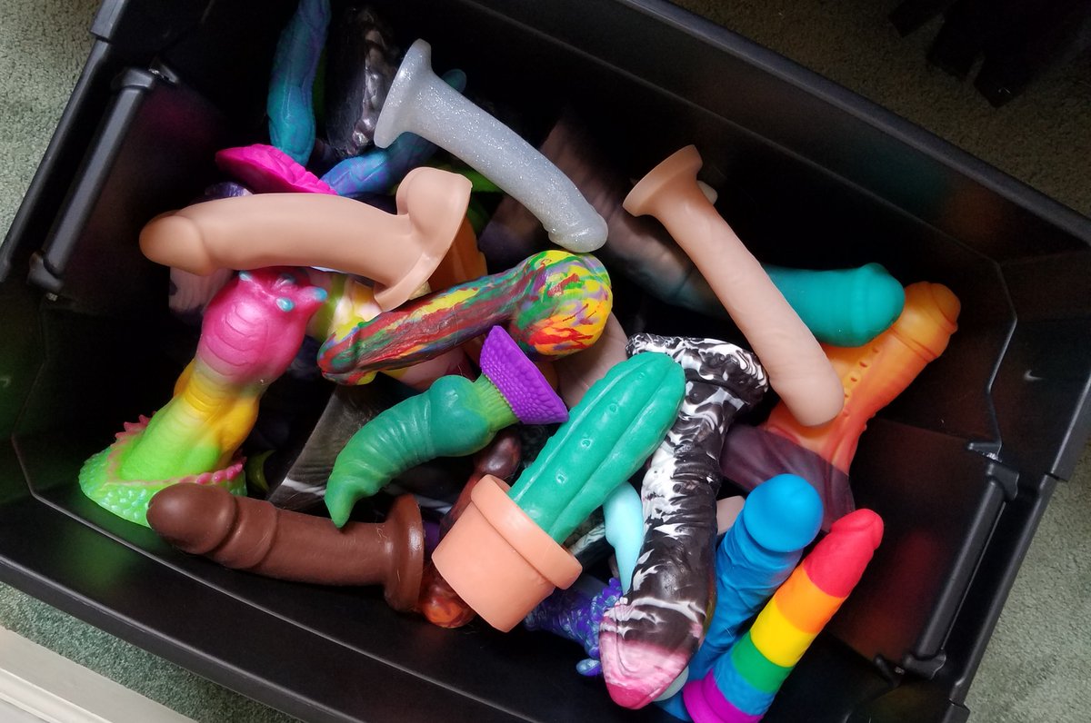 TheCMan10's tweet photo. Exposed: what was in Dominic Cumming's box:
#DominicGoing #GoodRiddance https://t.co/MTE2x8wU3j