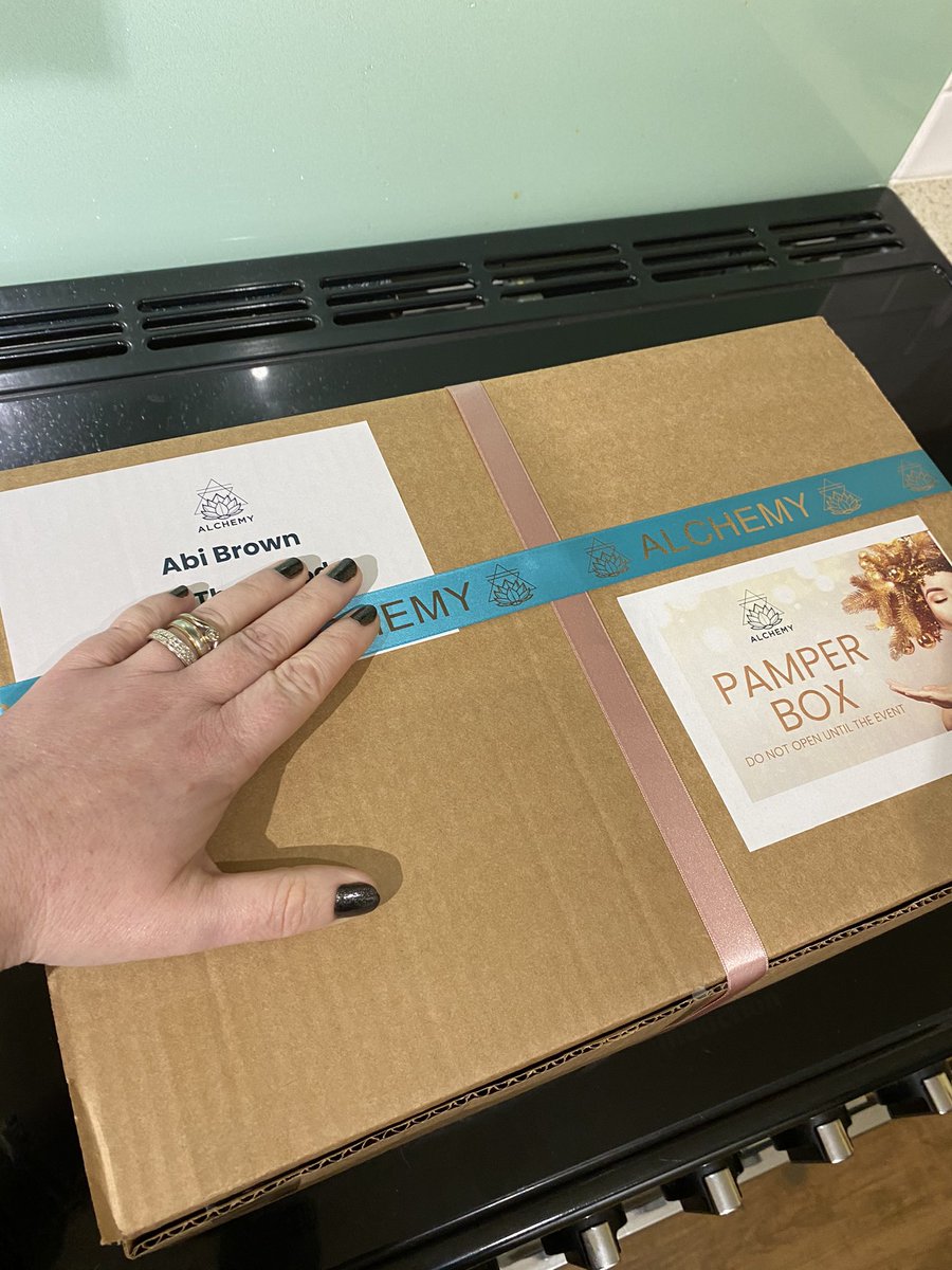 AbiBrown1's tweet photo. ⬇️ Tonight I’ll be opening my special @The_Alchemy_ Pamper Box... can’t wait to see what’s inside 🙈 
Have missed visiting to get my eyebrows done, and the odd massage, so supporting their special Christmas evening in the meantime🎅 #shoplocal https://t.co/5x4tNV7K7h