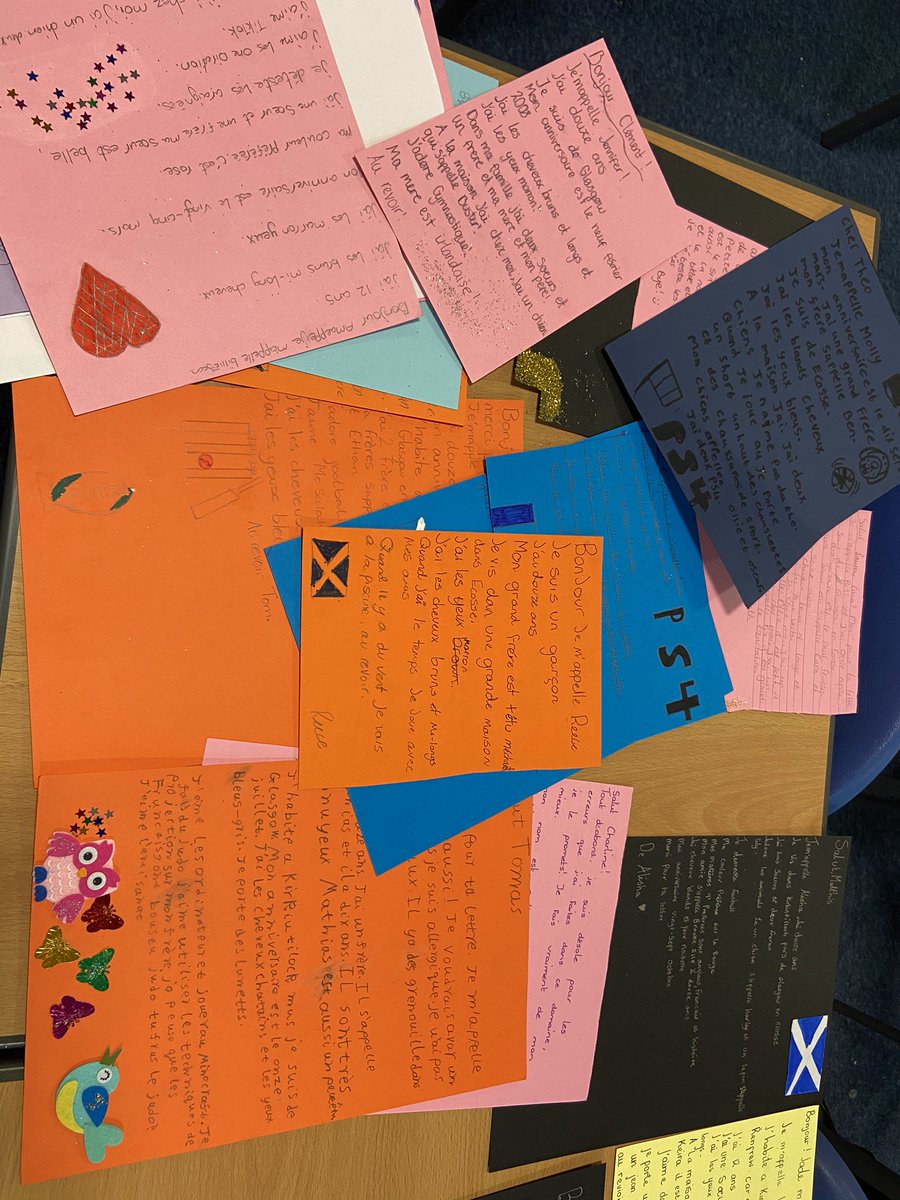 KHSmodlangs's tweet photo. 1W worked so hard for their penpals letters. The standards are high , they have just finished their letters and are already asking if they could send them Christmas cards😍 #showkindness #kirkyproud https://t.co/1cOpIJLA7w