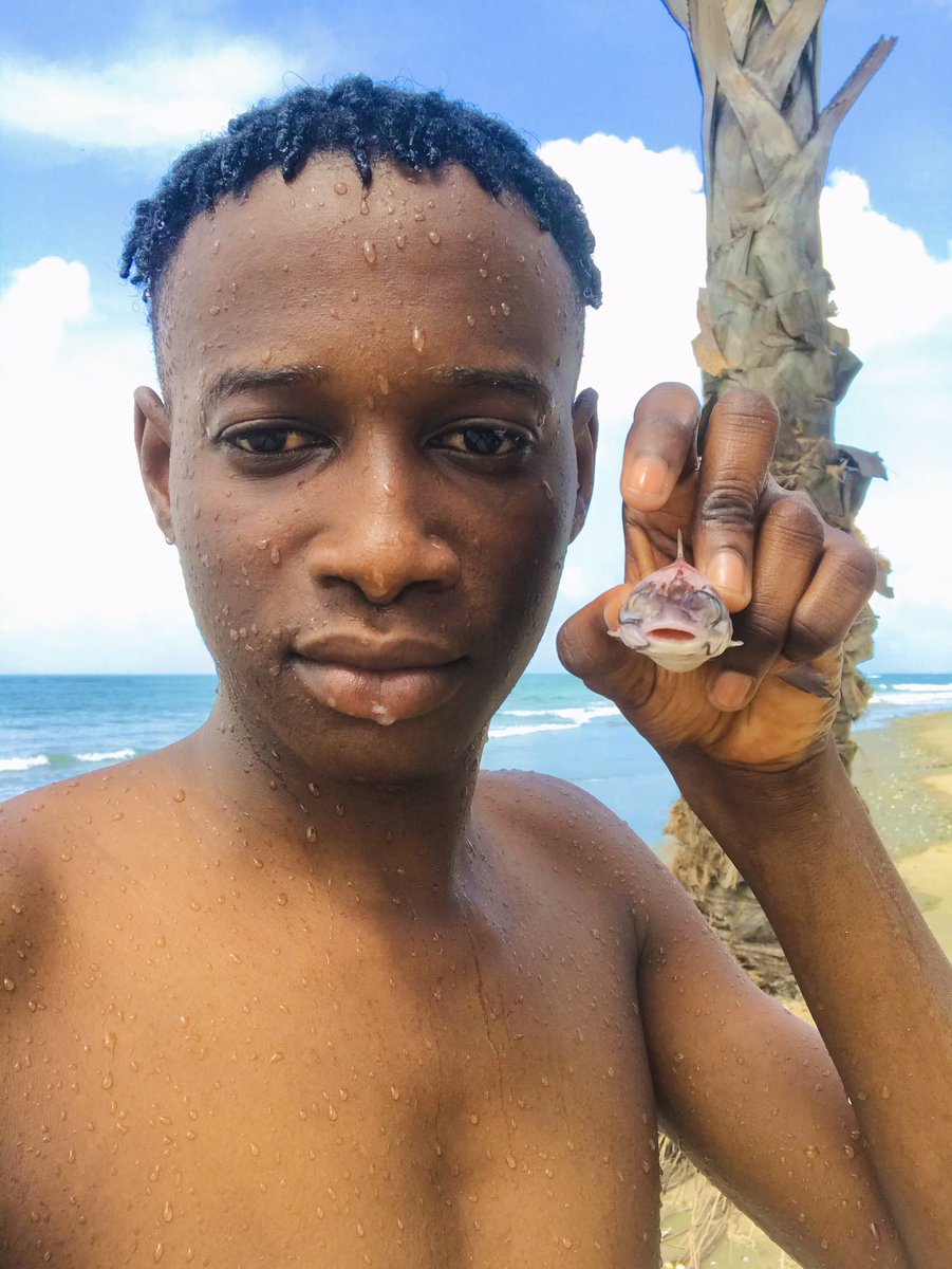 EbrimaKruball20's tweet image. Here I am enjoying swimming 🏊‍♀️ in the beach 🏖 side I like swimming and fishing 🎣 that fish 🐟 in my hand I catch it in the water am a good fisher haha 😂