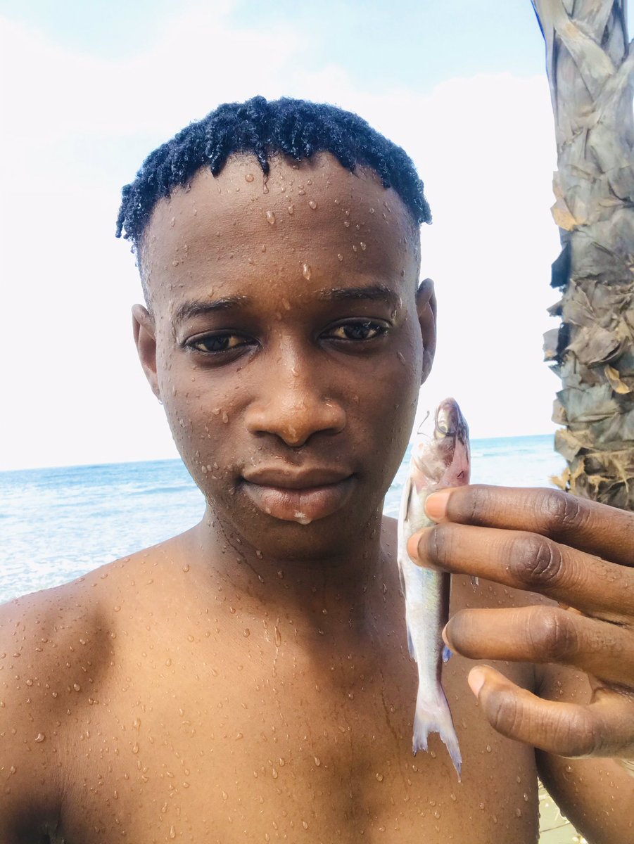 EbrimaKruball20's tweet image. Here I am enjoying swimming 🏊‍♀️ in the beach 🏖 side I like swimming and fishing 🎣 that fish 🐟 in my hand I catch it in the water am a good fisher haha 😂