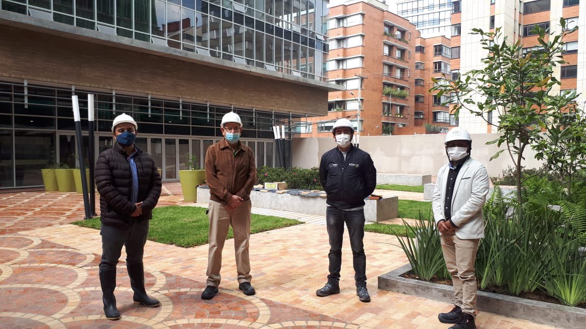 Leonardorodz's tweet photo. Hoy en nuestro #EanLegacy y con @Sylvania_Light revisando el alcance de esta nueva alianza con la @UniversidadEan donde los postes inteligentes juegan un papel importante en las #SmartCity. Una alianza por la investigación aplicada @Investigaean. #SmartBlockEan #IoT #sensors #5G https://t.co/0djznJc1cR