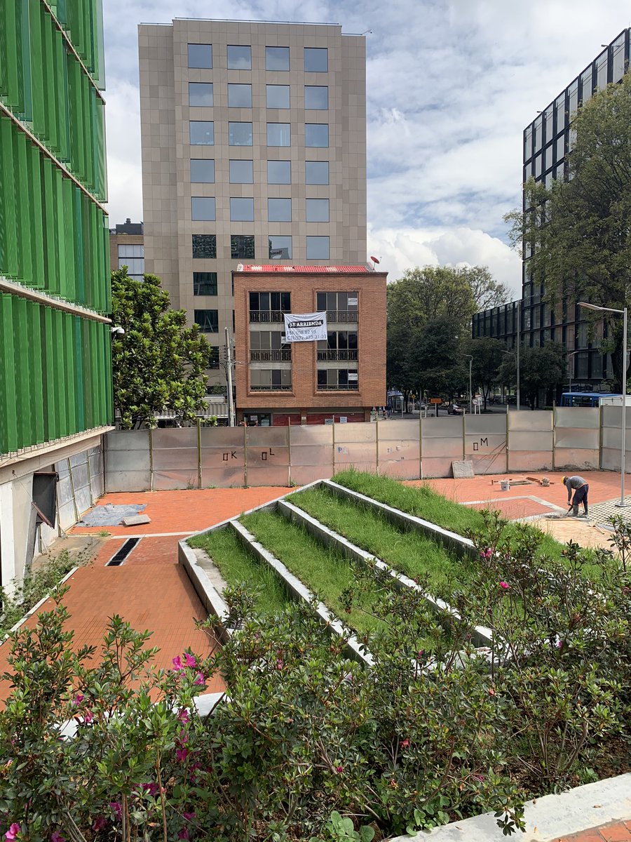 Leonardorodz's tweet photo. Hoy en nuestro #EanLegacy y con @Sylvania_Light revisando el alcance de esta nueva alianza con la @UniversidadEan donde los postes inteligentes juegan un papel importante en las #SmartCity. Una alianza por la investigación aplicada @Investigaean. #SmartBlockEan #IoT #sensors #5G https://t.co/0djznJc1cR