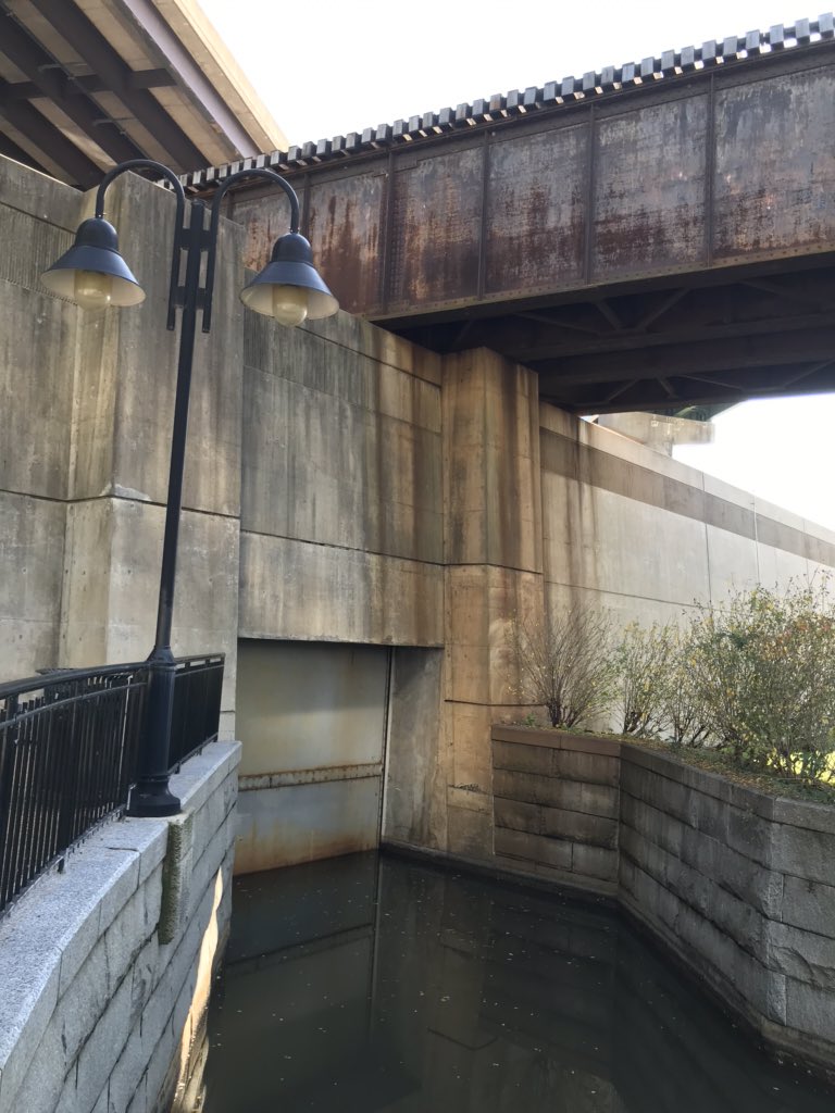 Our “Floodwall-k” continues today! Here’s a peek at the Kanawha Canal closure. Look at how effectively it keeps the canal from flooding or rising while the James’ water level surges! 33/