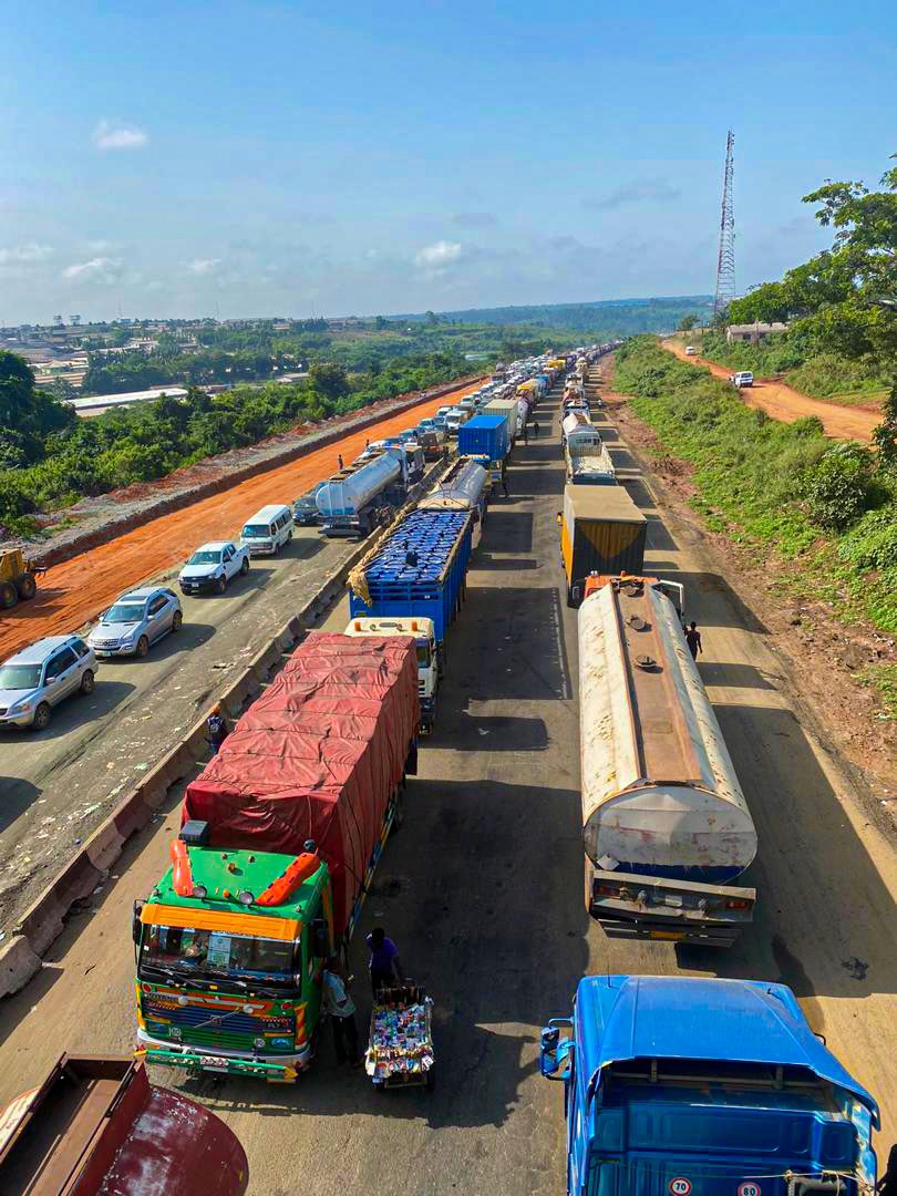DapoAbiodunCON's tweet photo. When I traveled through Ogere today, I witnessed a static traffic gridlock occasioned by ongoing construction works, so I called a meeting with traffic law enforcers and contractors. https://t.co/XebFbx3TD9