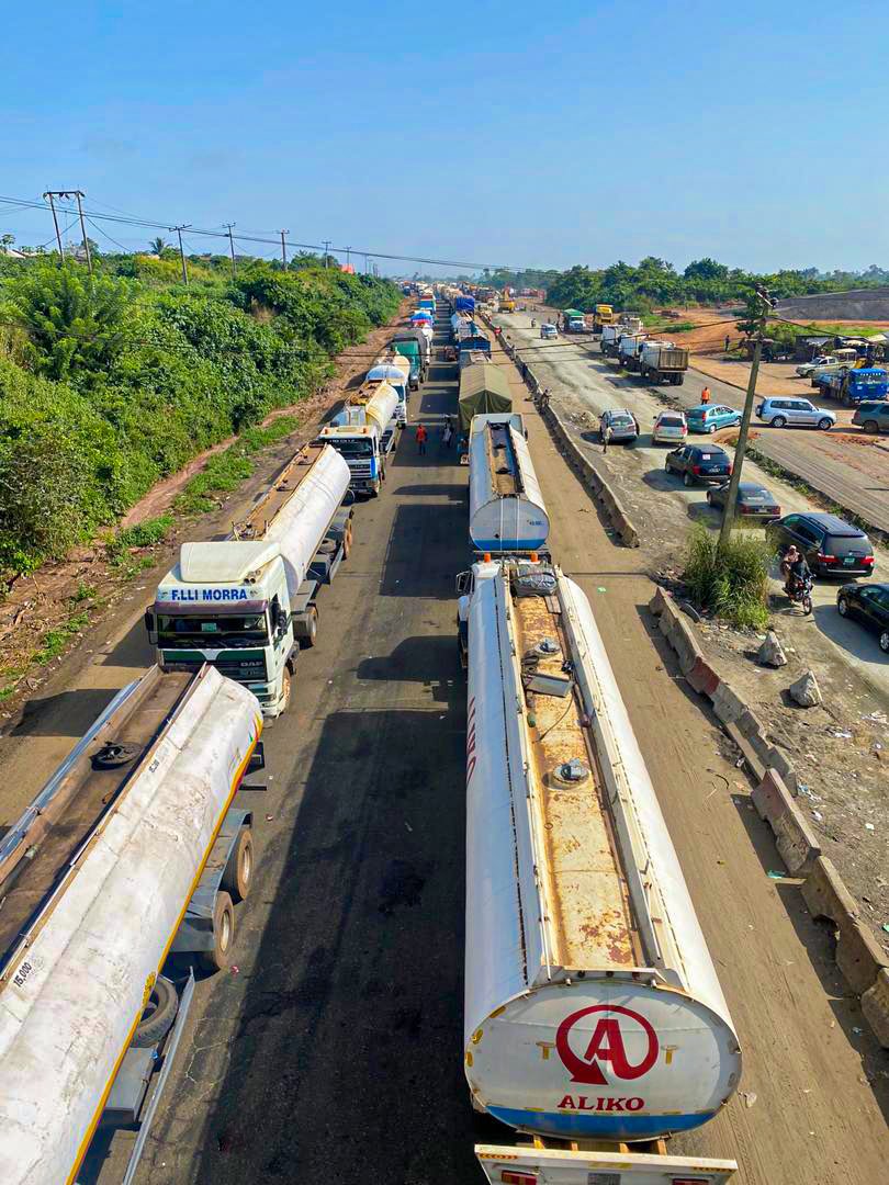 DapoAbiodunCON's tweet photo. When I traveled through Ogere today, I witnessed a static traffic gridlock occasioned by ongoing construction works, so I called a meeting with traffic law enforcers and contractors. https://t.co/XebFbx3TD9