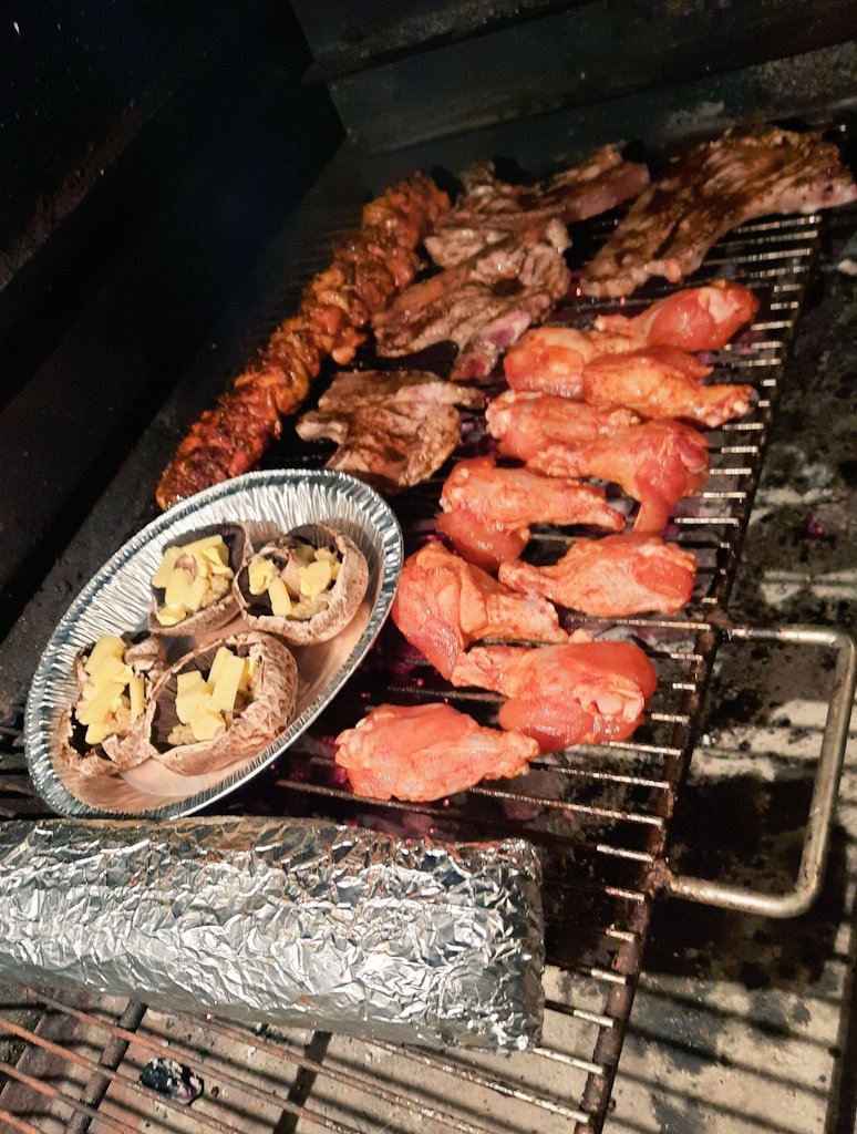 c3b8eea5d3d64bf's tweet photo. Chicken Braai dor the night!!! 
Not a braai without chops and garlic bread though!#RateMyBraai https://t.co/kwkHtwt2XB