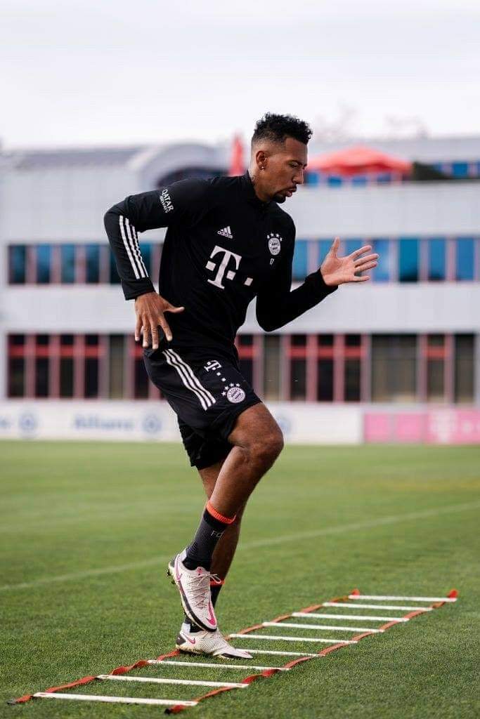 CrBayern's tweet photo. Jerome Boateng: "Nadie me habló a mí, nadie se me acerco, yo no sabía nada de eso, me sorprendió. Siento aprecio por el entrenador y sobre el equipo, veremos que pasa al respecto". https://t.co/uGwfnBP5jl