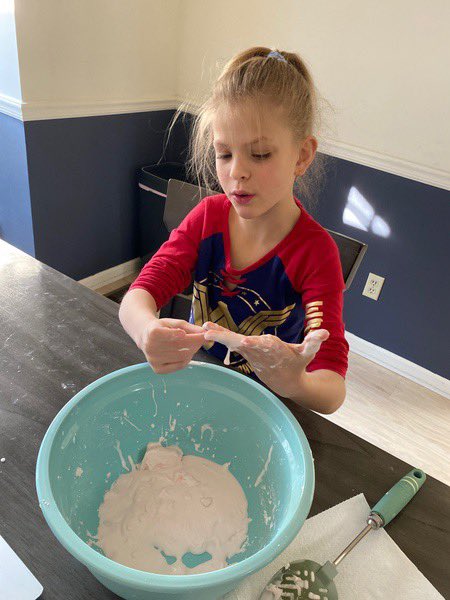 MrsGrabfelder's tweet photo. Today we had fun exploring a non-newtonian fluid: cornstarch mud! We are having fun TOGETHER even at home. 💚 https://t.co/QpJaDekxv8