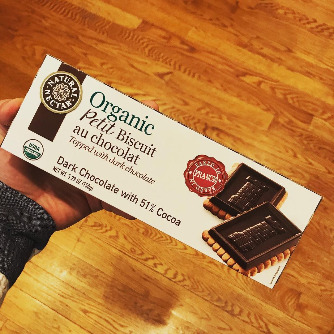 NaturalNectar1's tweet photo. Another rainy weekend at home is coming 🌧 🌧 But at least, I got my Organic Petit Biscuit by Natural Nectar with me 😏😏😏 #naturalnectar #cookie #french #organic #darkchocolate https://t.co/tkSTQnOvBu
