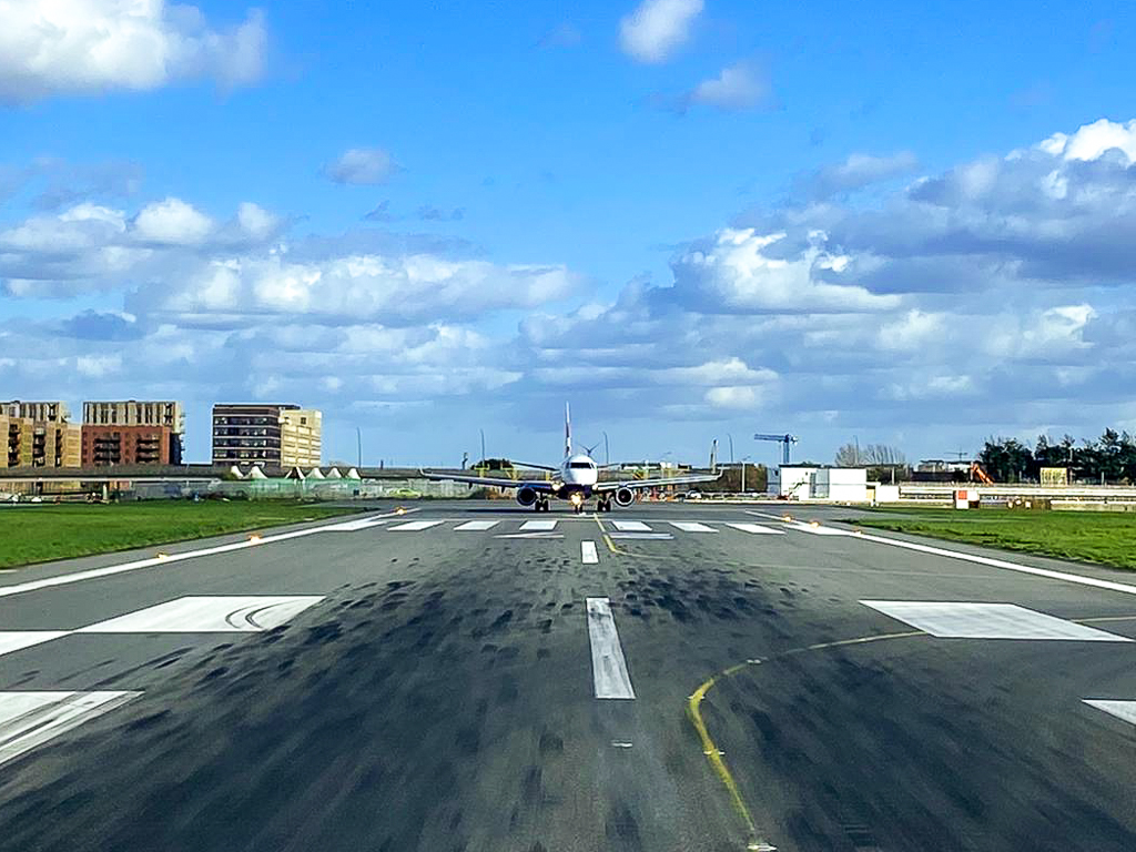 AirAntwerp's tweet photo. Is it playing chicken on Friday the 13th? No, it's the @LondonCityAir runway back track that gives you these nice shots. https://t.co/V1Zxa5CZKo