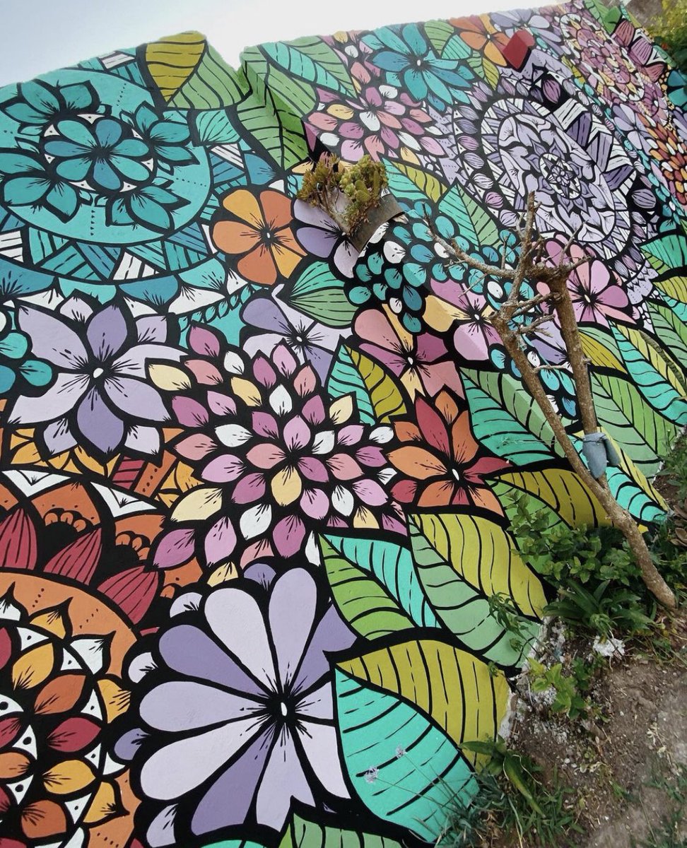 canalacultura's tweet photo. Jardines #primaverales extendidos a través del arte mural por el #ArtistaUrbano argentino #DanielEphraim mejor conocido como #KOKON, esta pieza de 17x3 mts. le da una nueva dimensión a un escenario natural con coloridas piezas #botanicas creadas con patrones y formas de #mandala https://t.co/kd19TfLC5q