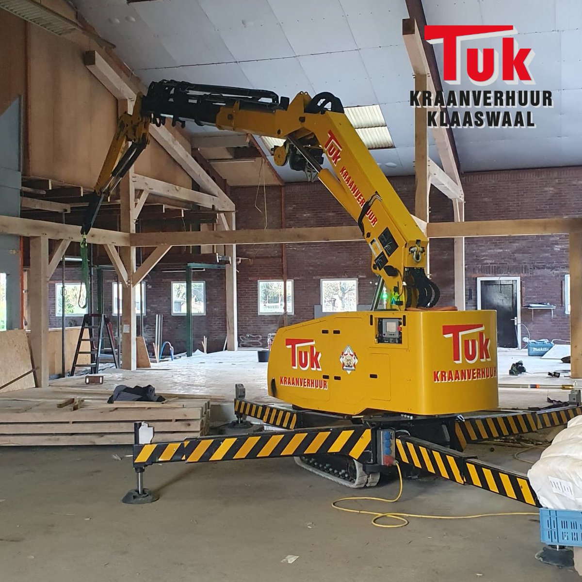 tukkraanverhuur's tweet photo. Daar istie weer!
Onze Reedyk Compact Crane C3412.
Hij staat hier in een ruimte, onder een dak, om een zware eiken constructie te plaatsen.
Geen probleem voor deze krachtpatser!
Fijn weekend.
#Tuk #TukKraanverhuur #TakelTuk #Reedyk #minikraan #compactcrane #C3412 #krachtpatser https://t.co/N0NVJ1tjAI