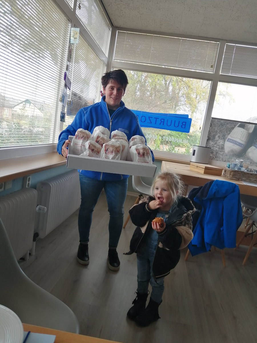 Vandaag werden wij verrast door de oliebollenkraam van Fam Rovers. Voor elke cliënt heerlijke oliebollen!
<a href="/buurtzorg/">Buurtzorg</a> #genieten