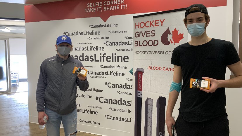 LifelineYEG's tweet photo. Proud #PartnersForLife @kindsnacks and @EdmOilKings want you to celebrate #WorldKindnessDay by:
• Donating blood or plasma
• Giving a financial gift
• Joining Canada’s stem cell registry
• Encouraging others to donate
#snackKIND #CanadasLifeLine https://t.co/S10WfQ2Oo1