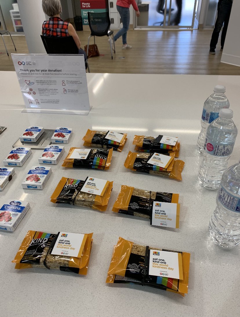 LifelineYEG's tweet photo. Proud #PartnersForLife @kindsnacks and @EdmOilKings want you to celebrate #WorldKindnessDay by:
• Donating blood or plasma
• Giving a financial gift
• Joining Canada’s stem cell registry
• Encouraging others to donate
#snackKIND #CanadasLifeLine https://t.co/S10WfQ2Oo1