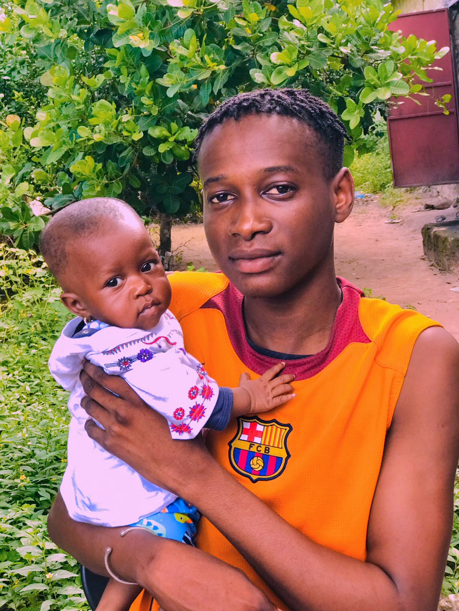 EbrimaKruball20's tweet image. Here is the photo ✌️of me and my cousin sister😊 baby 👶🍼 she is very friendly ❤️ she always like 😊 to be next ✌️ to me all the time 👍 I always 😊 appreciate having fun with her